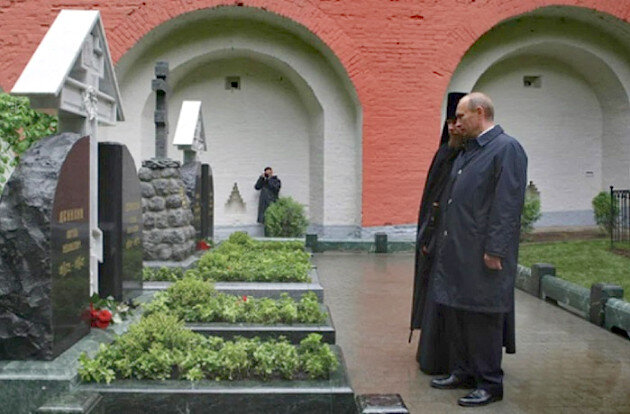 В.В. Путин на Мемориале белым воинам в Донском монастыре в день его открытия 24 мая 2009 года 
