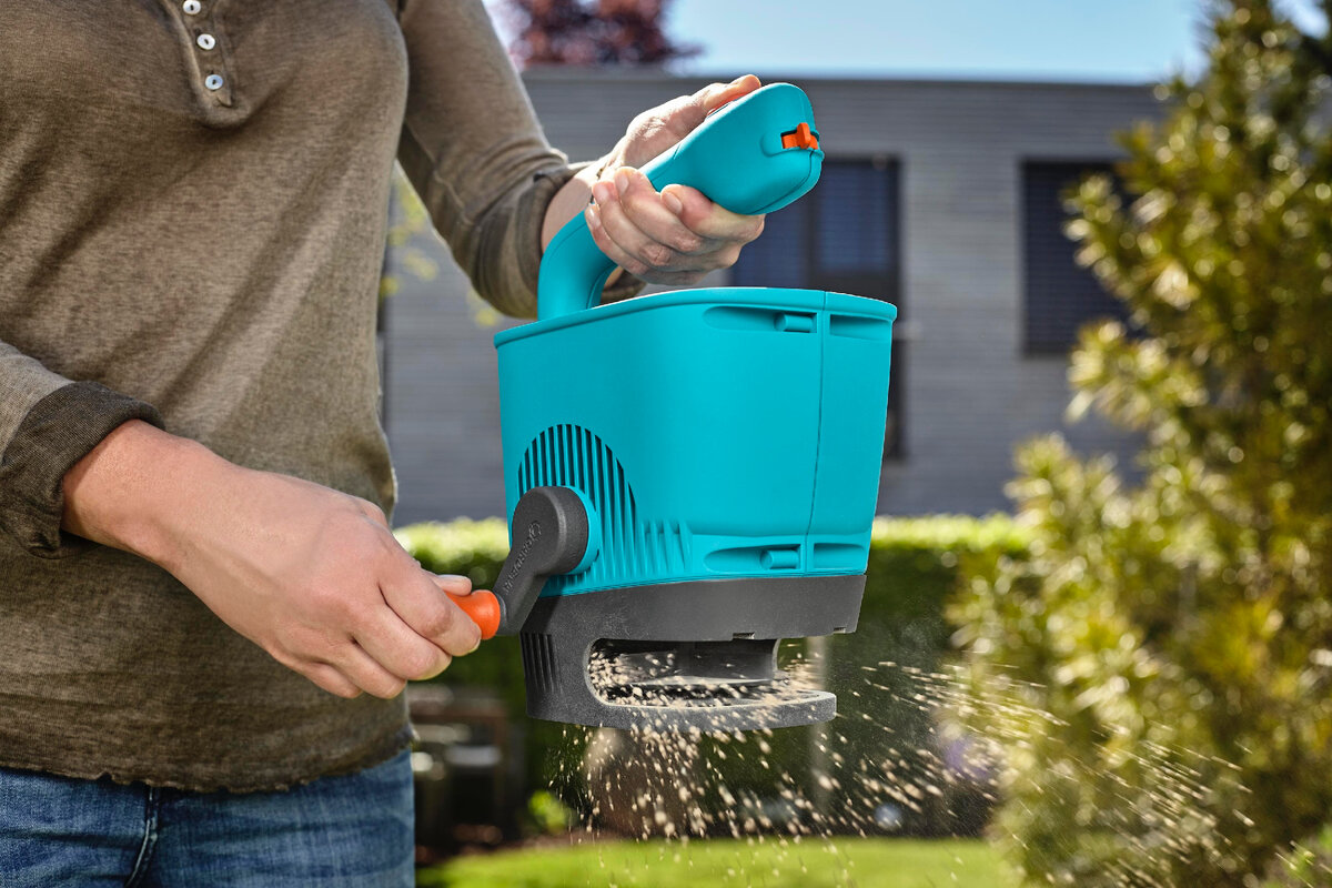 Сеялка для распределения удобрений по газону