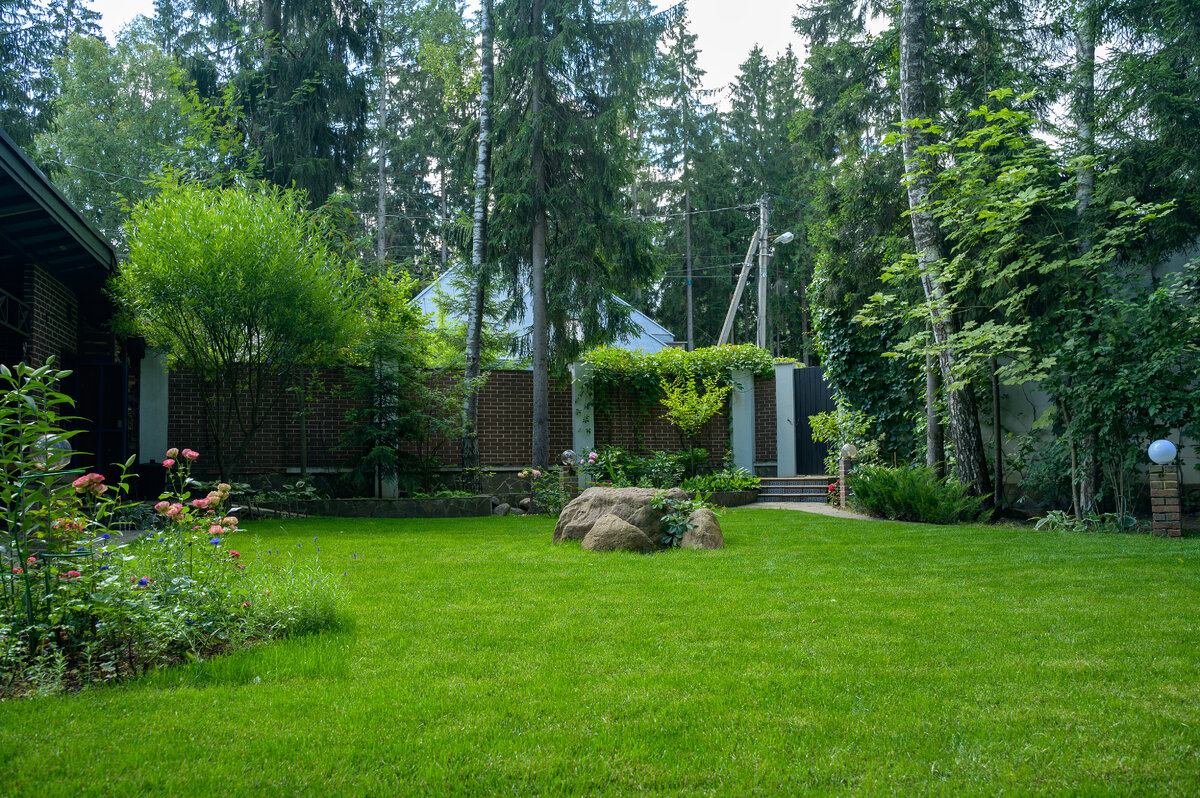 Рулонный газон на участке в КП «Уварово» (пос. Первомайское)