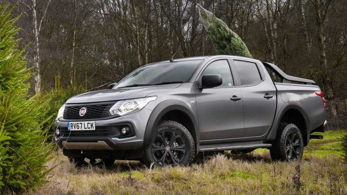 https://cdn.motor1.com/images/mgl/eyJR8/s1/fiat-fullback-christmas-tree.jpg