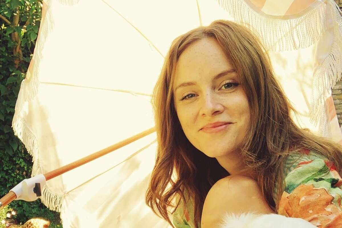     Беременная звезда сериала «Острые козырьки» Софи Рандл впервые показала живот