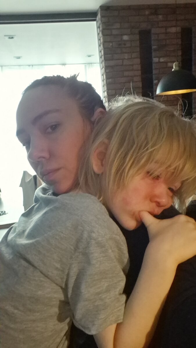 Самый адок...так мы провели два часа. Слезы и сопли на руках. Мамина спина попрощалась!