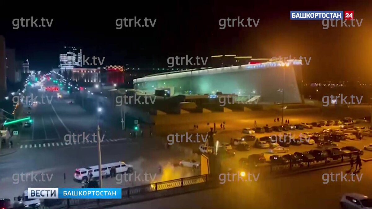    В Уфе на площади Салавата Юлаева компания людей на лимузине запустила салют