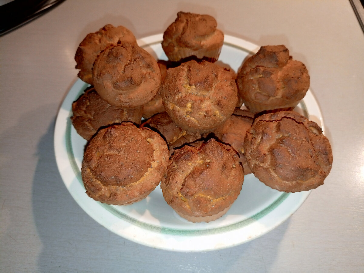 Передержала куличи в духовке: получились суховатыми, в некоторых — пустоты внутри.