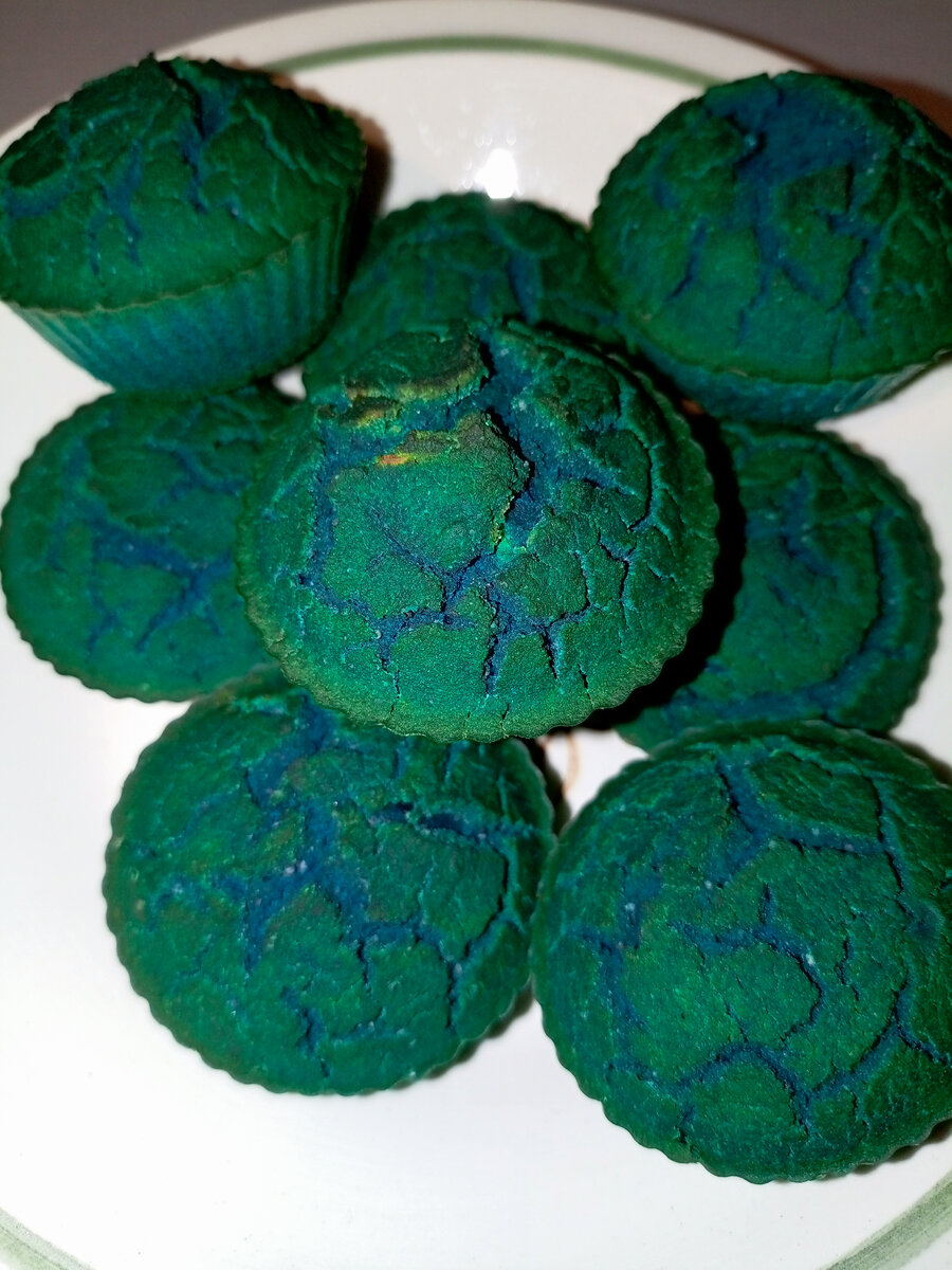 Эксперимент с синим красителем: куличи без яиц, глютена и дрожжей в духовке