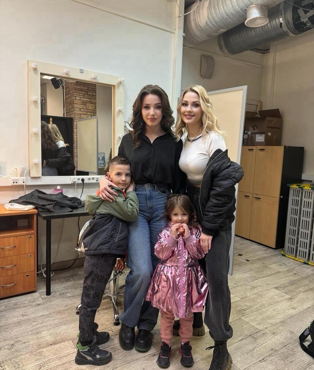    Ольга поделилась кадрами с бэкстейджа съемок с Верой, Артемом и Анжеликой. Фото: Инстаграм* @ole_ole4ka