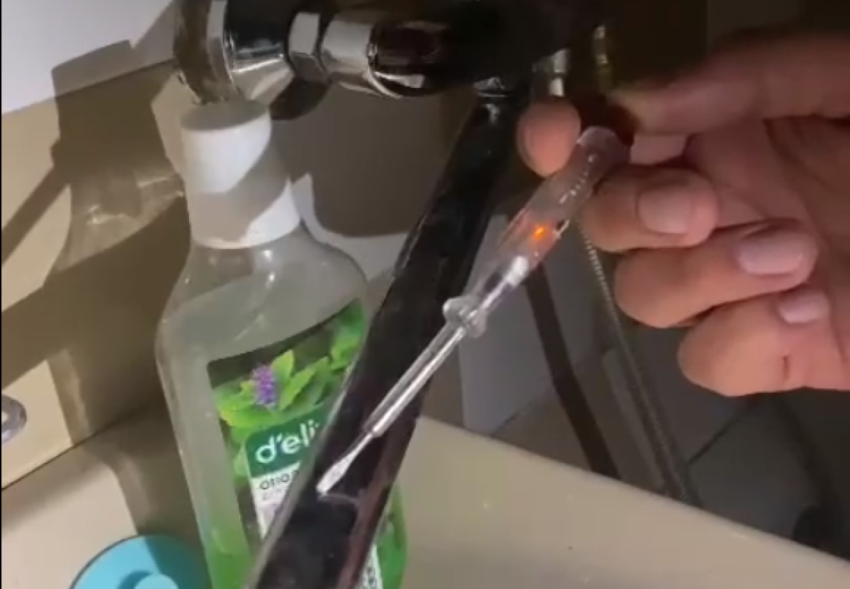    В Волгограде в высотку на Гороховцева подали бьющую током воду