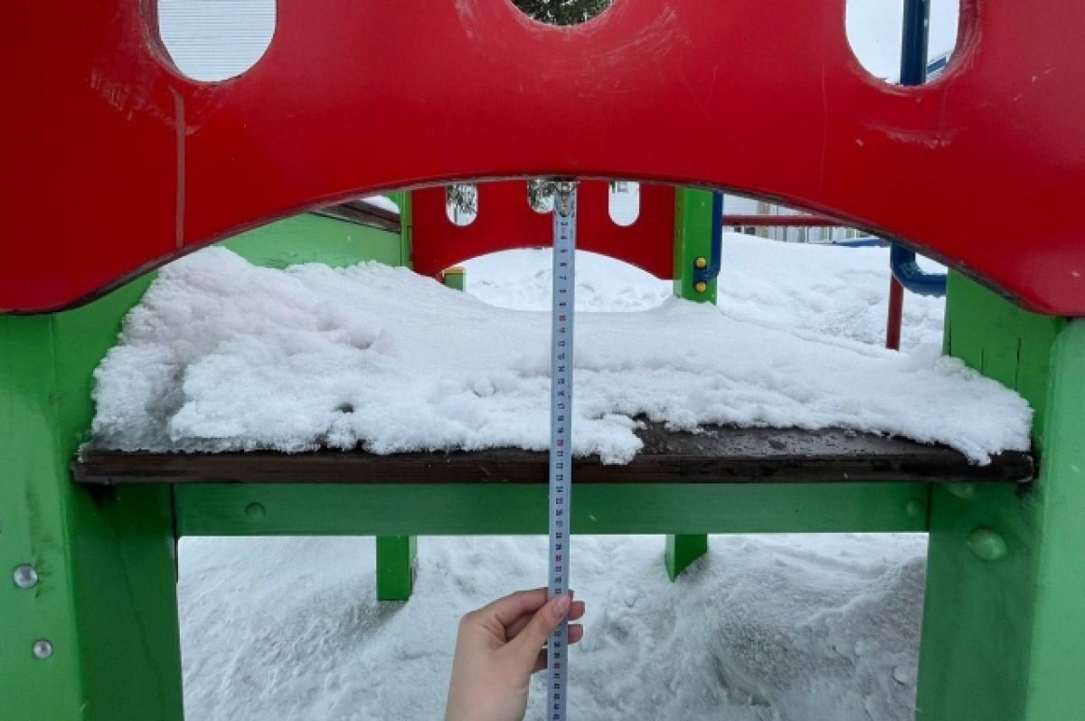    Игровой комплекс, где застрал ребёнок.