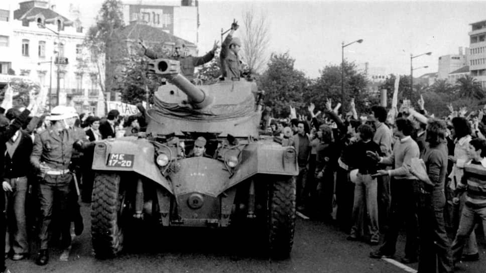 Фото: Antonio Aguiar / AP📷Подавляющее большинство жителей Лиссабона радостно встретили участников военного переворота