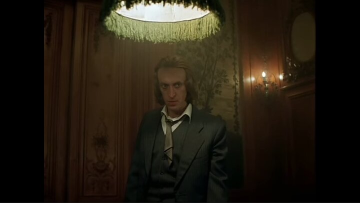 Его оригинальная внешность, словно со средневековых полотен, органично вписалась в стилистику фильма.