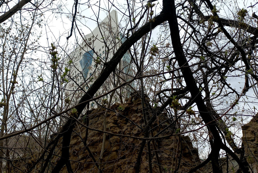 Небоскреб «Green Plaza» и руины 19 века. Донецк фото .апрель 2024 года