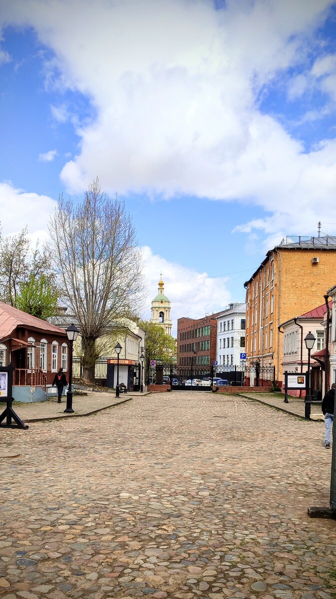 Крутицкое подворье. Вид на колокольню Новоспасского монастыря по соседству. Фото автора.
