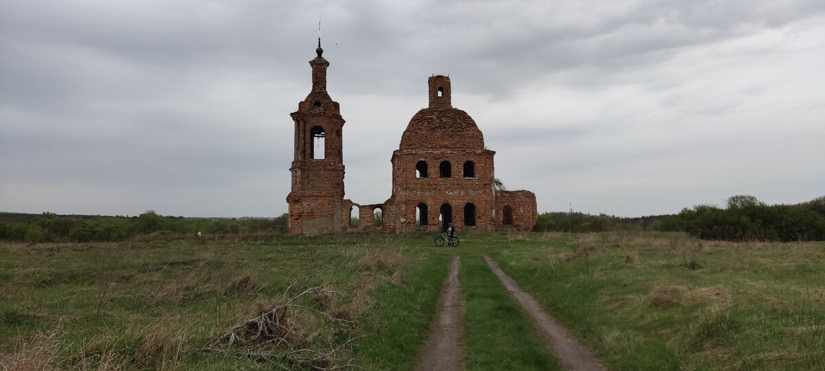 Мы посетили такую заброшенную церковь в Старом Осколе в селе Жуково, это место силы где люди заряжаются божественной энергией.