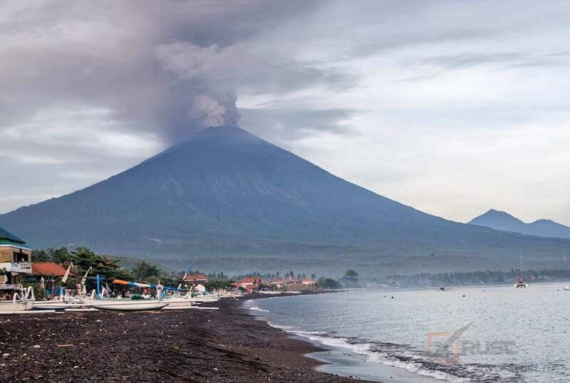  Вулкан Руанг, извергающийся несколько дей в Индонезии, заставил власти начать эвакуацию в провинции Северная Сулавеси. На утро среды оттуда уехали сотни людей.