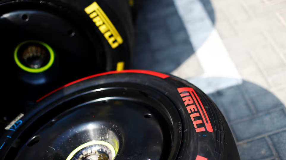 Шины Pirelli имеют цветовую маркировку, чтобы болельщикам было легко определить, что использует каждый гонщик в данный момент