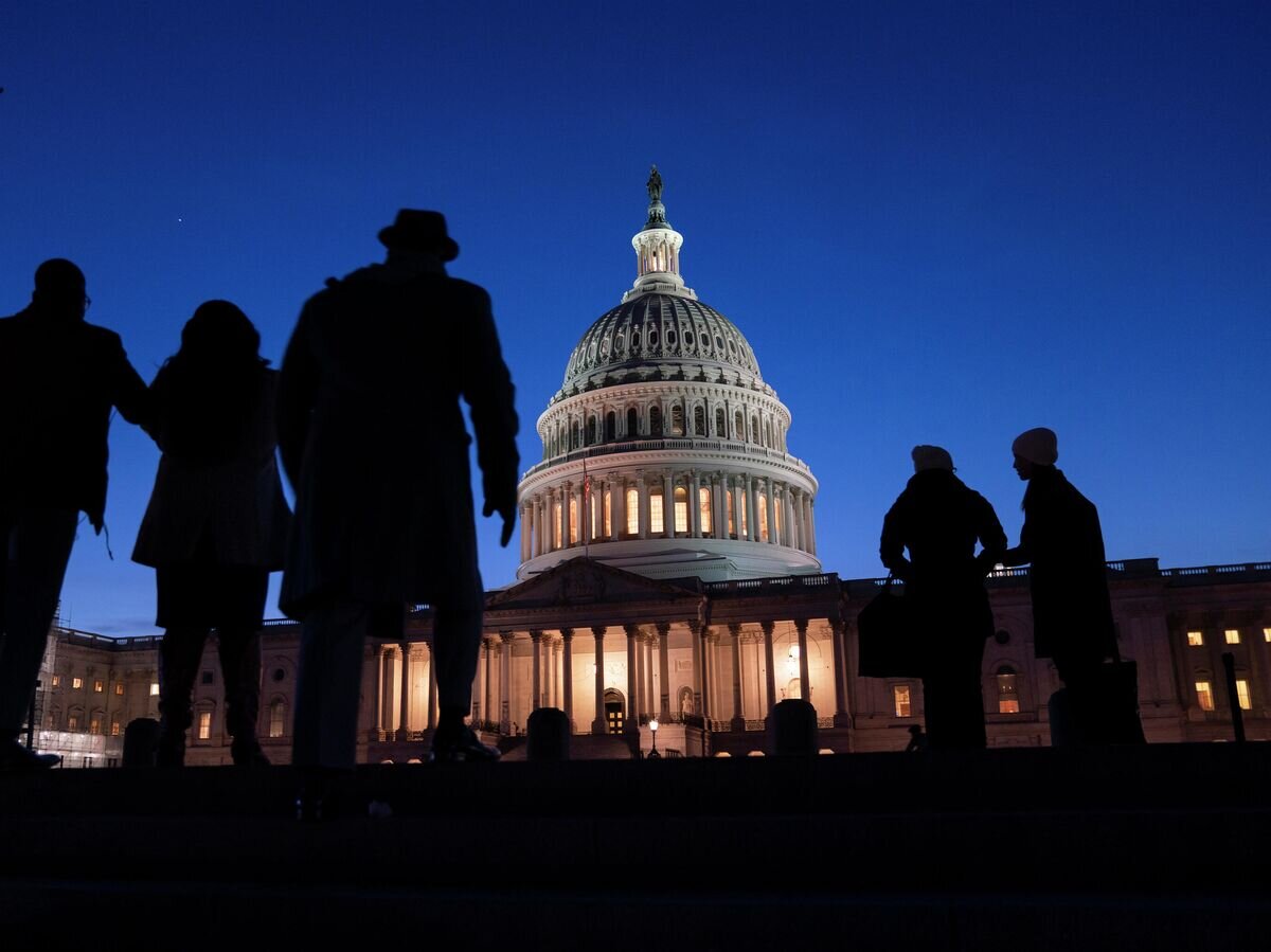    Люди у здания Капитолия в Вашингтоне© AP Photo / J. Scott Applewhite