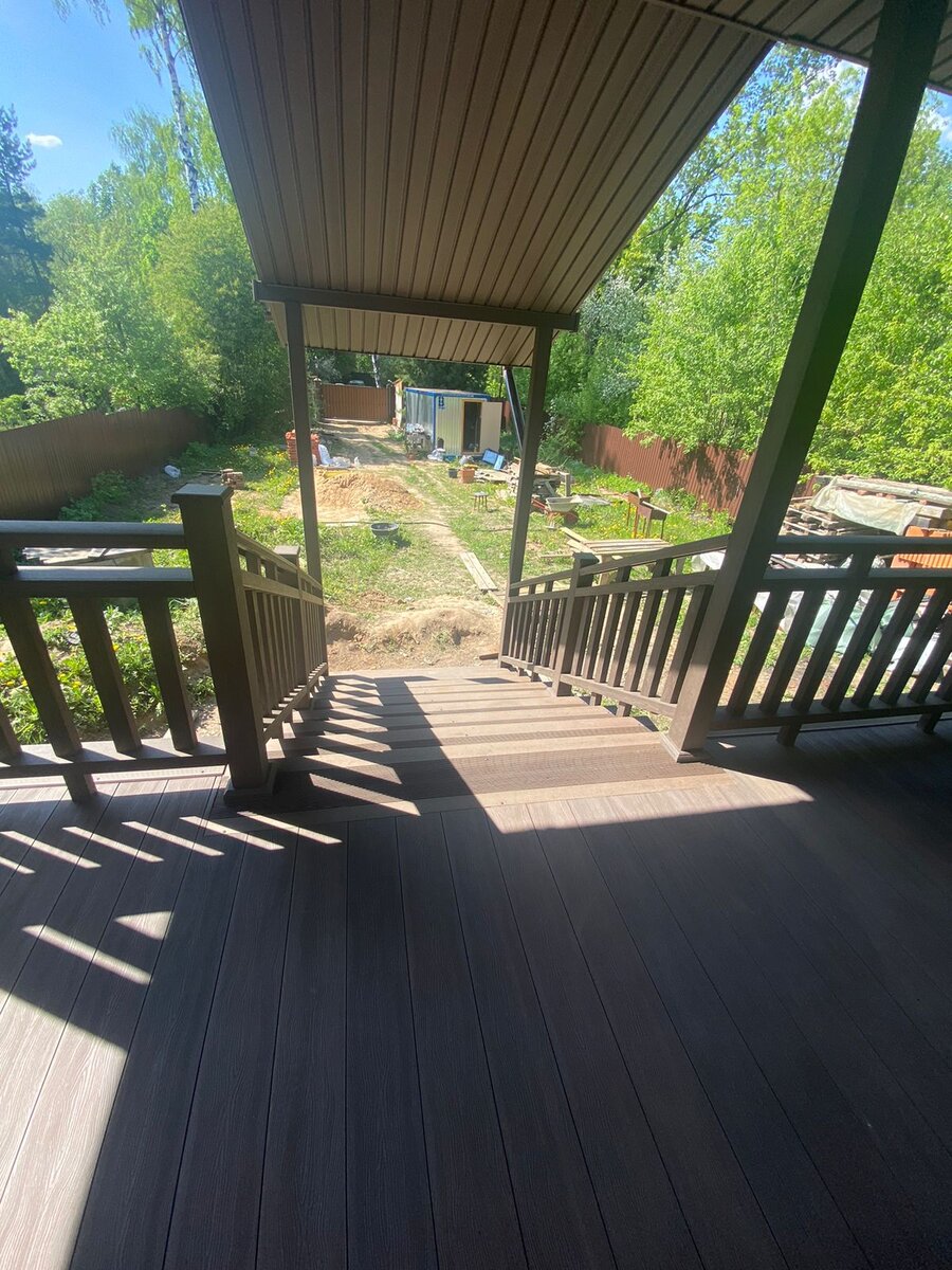 Террасная доска Greendecking VINTAGE - 3D 150 х 25мм — наилучшее решение, если вы любите винтаж. Доска с поверхностью 3D выглядит, как натуральное дерево, но не требует трудоёмкого ухода и намного более долговечна. 
Характеристики:
•Антискользящая поверхность
•Двусторонняя композитная доска повышенной прочности
•Глубокое тиснение - фактура дерева Loft/ фактура дерева Vintage
•Размер - 25*150 мм, длина 3/4/6 м
•Вес – 18 кг/м.кв, 2.7 кг/м.пог.
•Повышенная прочность для частного и коммерческого использования.
•Цветовая гамма: венге, шоколад, орех, серый дым.
