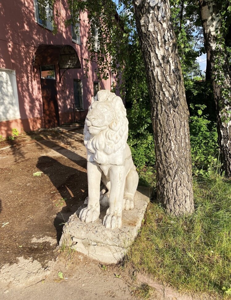 Одинокий лев на пересечении улиц Ворошилова и Чехова