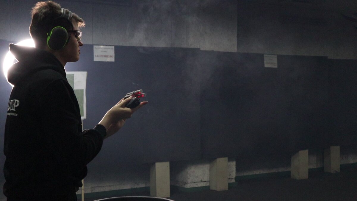 Процесс экстренной перезарядки пистолета ОСА "по два" | Фото: Русский ОРУЖЕЙНИК, 2024