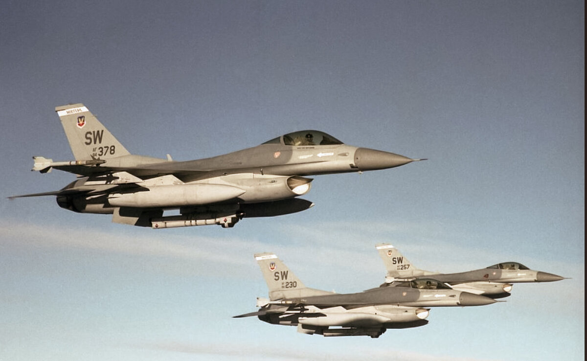 F-16C блок 25 из 17-й эскадрильи ВВС США, район границы с Ираком, 21 января 1991 г. Все самолеты несут под фюзеляжами контейнеры AN/ALQ-184. 