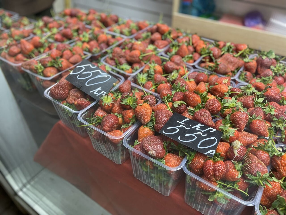 Вот такие цены сейчас на клубнику в Москве. Это недорого для столицы, в некоторых так называемых элитных магазинах там цена переваливает за 1000 рублей. Фото автора