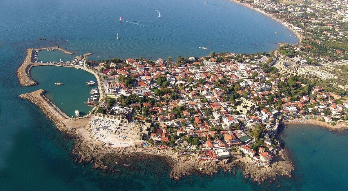 Сиде, вид с высоты птичьего полёта. Источник: kuku.travel