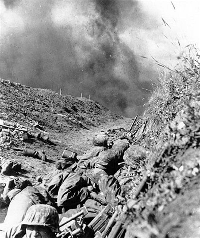 Немецкие солдаты под артобстрелом советской артиллерии. Очевидно, они уже имеют потери — обратите внимание на левую сторону противотанкового рва.