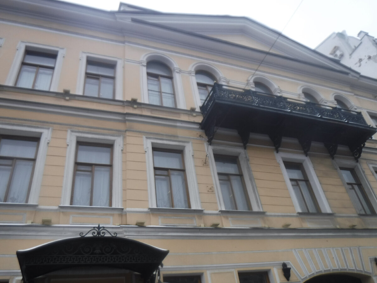 Так дом журналиста выглядит снаружи с красивым балконом и фронтоном