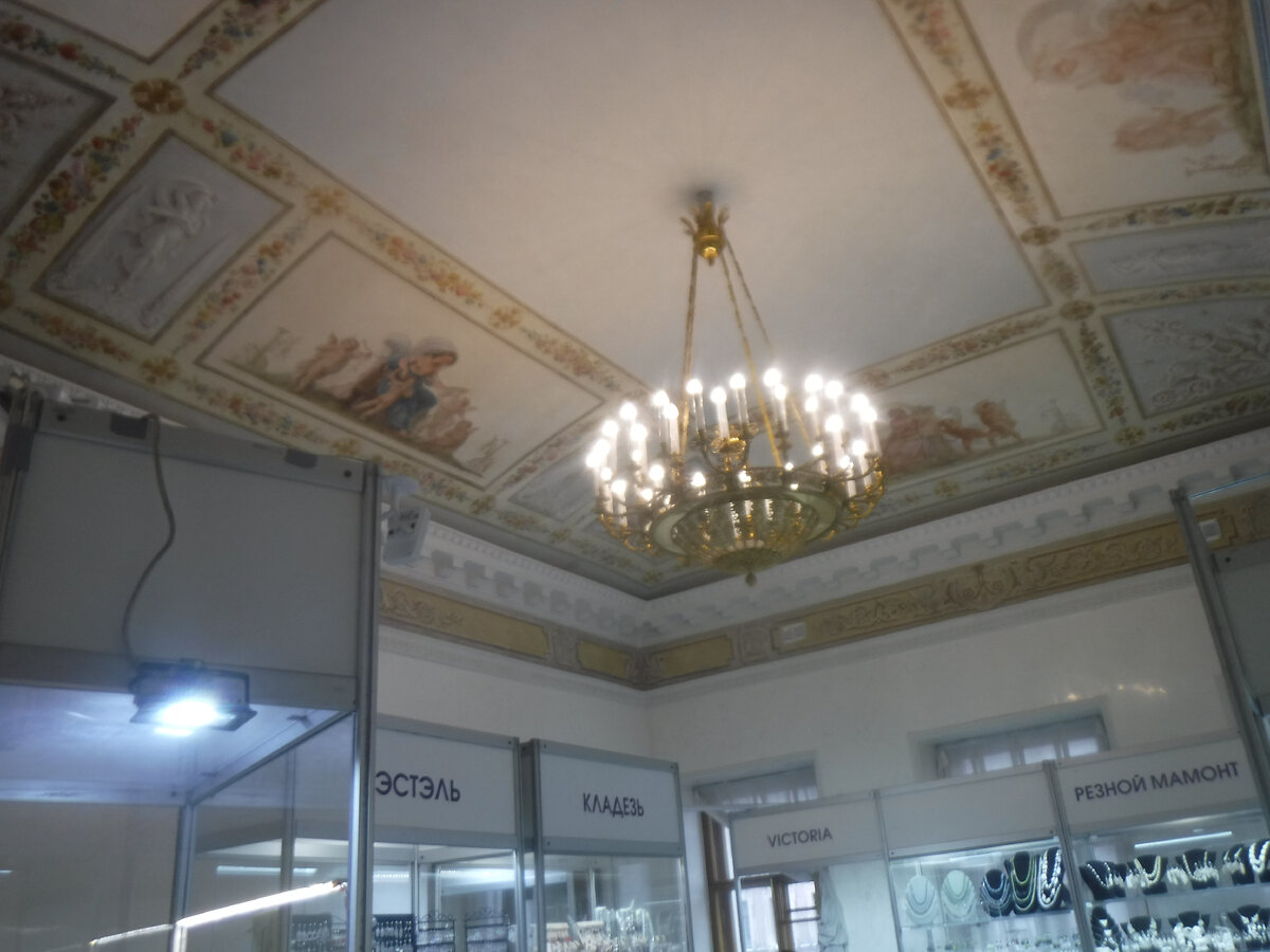 Конферац-зал с красивым потолком