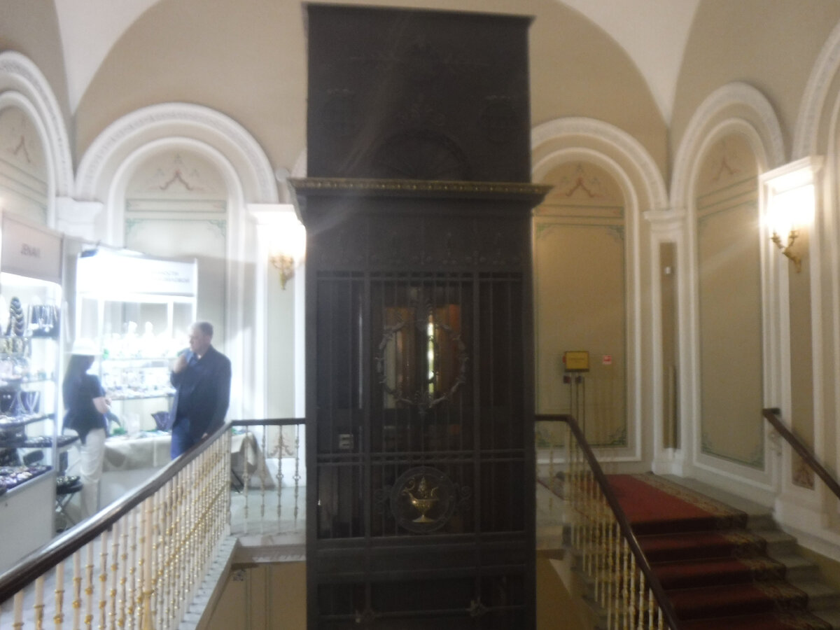 Красивая лестница и старинный лифт