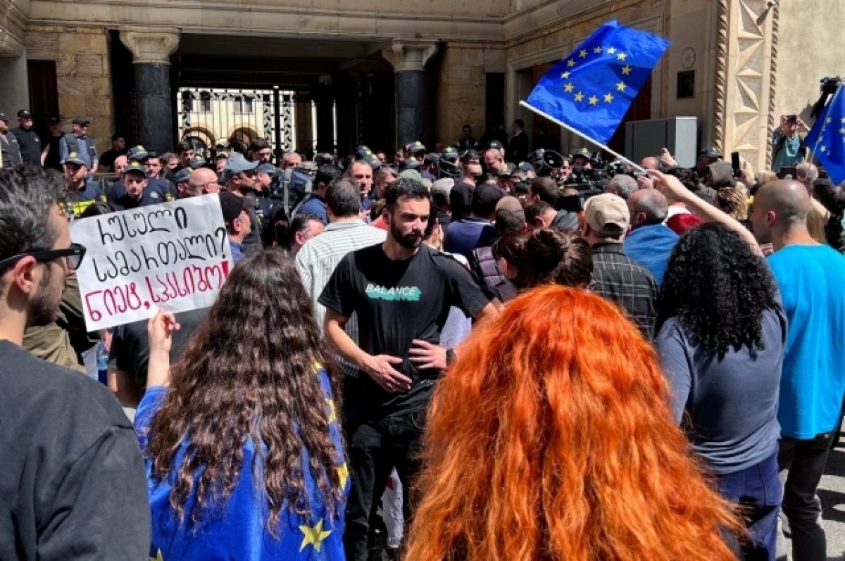    В Тбилиси митингующие перекрыли площадь Свободы