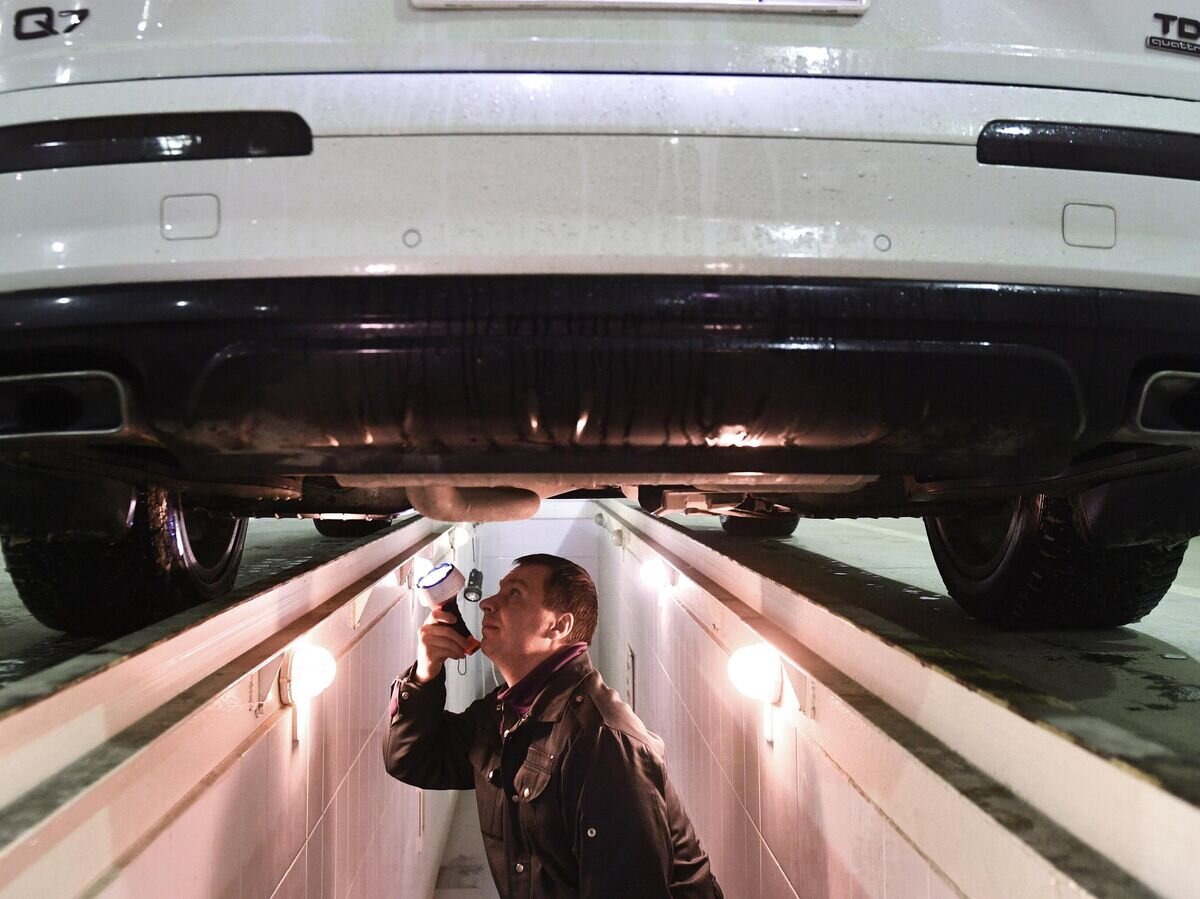    Технический эксперт проводит осмотр автомобиля на пункте техосмотра в Новосибирске© РИА Новости / Александр Кряжев