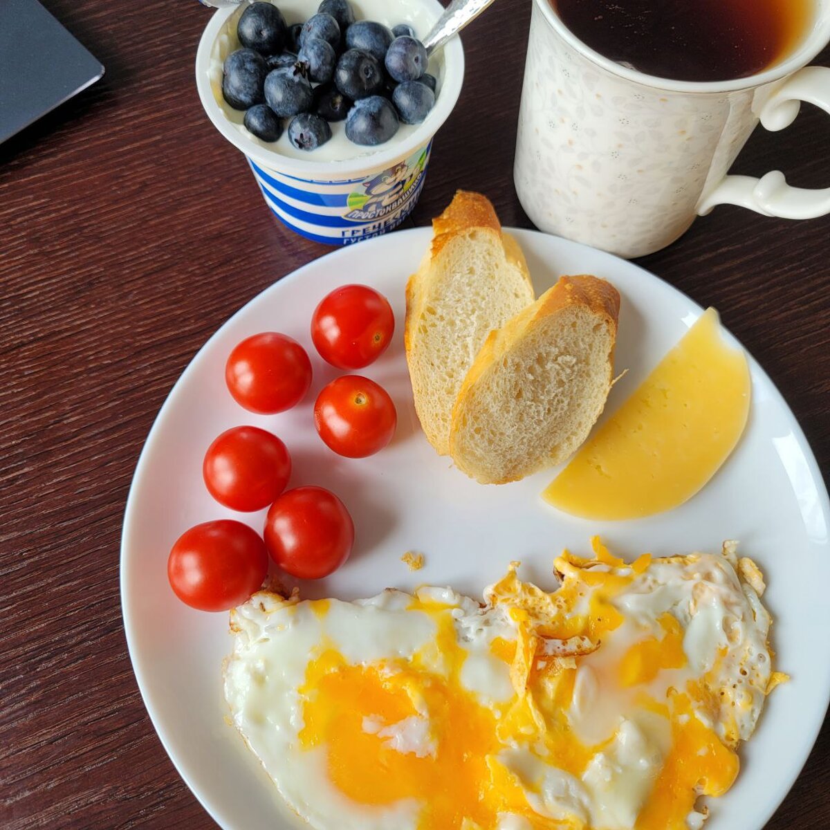 Желтки специально разболтала! Не настолько у меня кривые ручонки, чтоб ицо не разбить ровненько ))