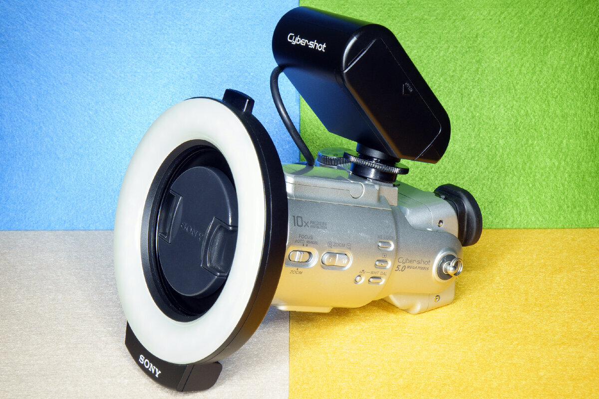 Sony Cyber-shot DSC-F717 с установленным осветителем Sony HVL-RLA