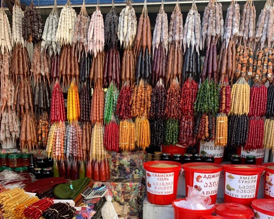 Лучше покупать сладости в крытых магазинах: на продукцию в ларьках оседает дорожная пыль. Фото: Татьяна Чащина / Яндекс Карты 