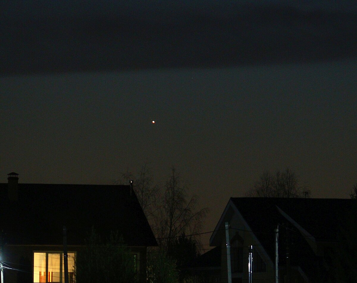 Юпитер со спутниками и Уран (справа сверху) вечером 20 апреля 2024 года в Московской области, фото автора