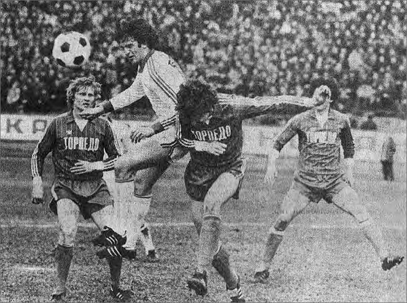 «Торпедо» - «Динамо» (Минск) – 0:2. Ворота «Торпедо» атакует минчанин Виктор Сокол. Слева направо в тёмном торпедовцы Валерий Шавейко, Владимир Пивцов и Василия Жупиков.