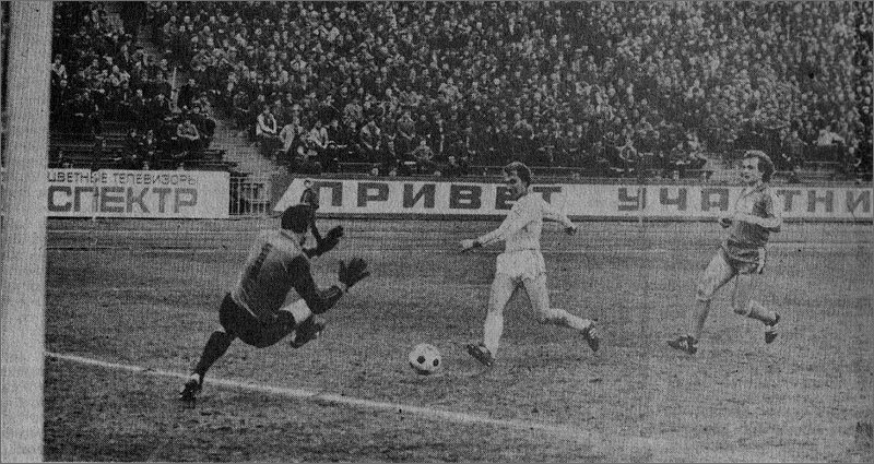 «Торпедо» - «Динамо» (Минск) – 0:2. Динамовец Георгий Кондратьев в контратаке отправляет второй мяч в ворота «Торпедо». Справа в тёмном – нападающий автозаводцев Андрей Редкоус.