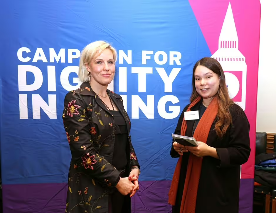 Ребекка Уилкокс, дочь Эстер Ранцен, с репортером Ханной Гейсслер.