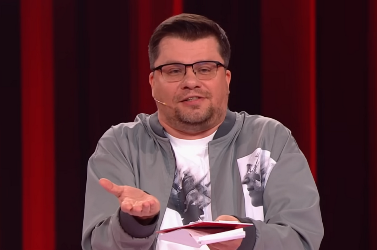    Комик Харламов высмеял в Comedy Club актера Кологривого