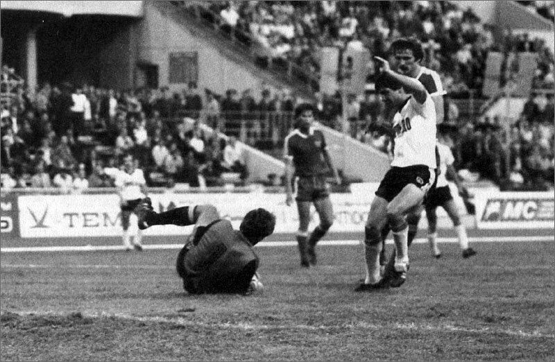 ЦСКА (Москва) – «Торпедо» - 3:4. Слева направо: торпедовец Андрей Редкоус (на дальней бровке), вратарь армейцев Валерий Новиков, защитник ЦСКА Сергей Пасечник, торпедовец Николай Васильев и армеец Валентин Кобыща (за Васильевым).