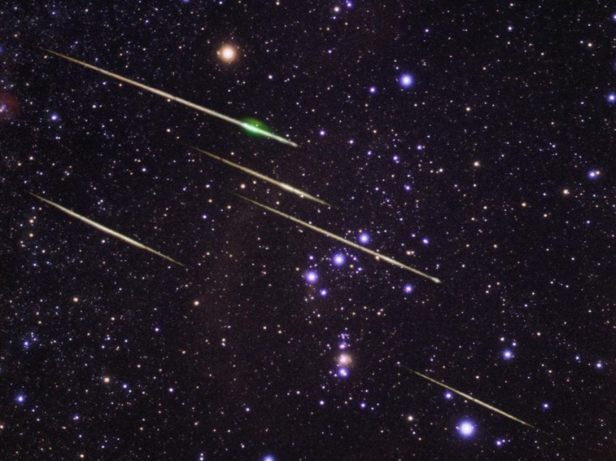 ◙ В это воскресенье вечером ожидается дождь падающих звезд. На этой фотографии они принадлежат Геминидам, ноябрь 2001 года.