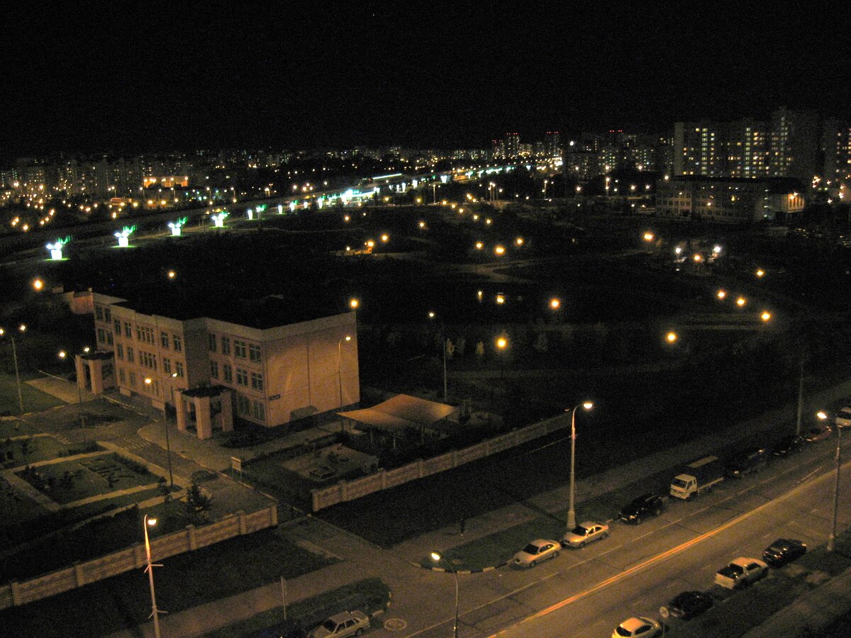 раньше в это время дворник уже подметал двор...