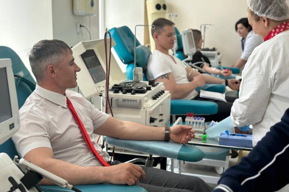    Почетный донор России Станислав Дидковский впервые сдал кровь 15 лет назад, и 20 апреля 2024 года совершил 64 по счёту донацию. Фото: Министерство здравоохранения Хабаровского края