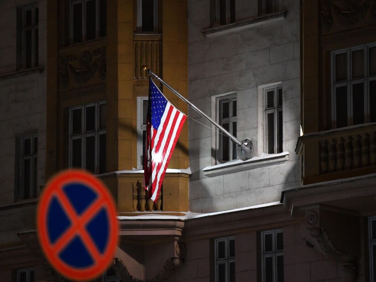    Флаг на здании посольства США в Москве© РИА Новости / Наталья Селиверстова