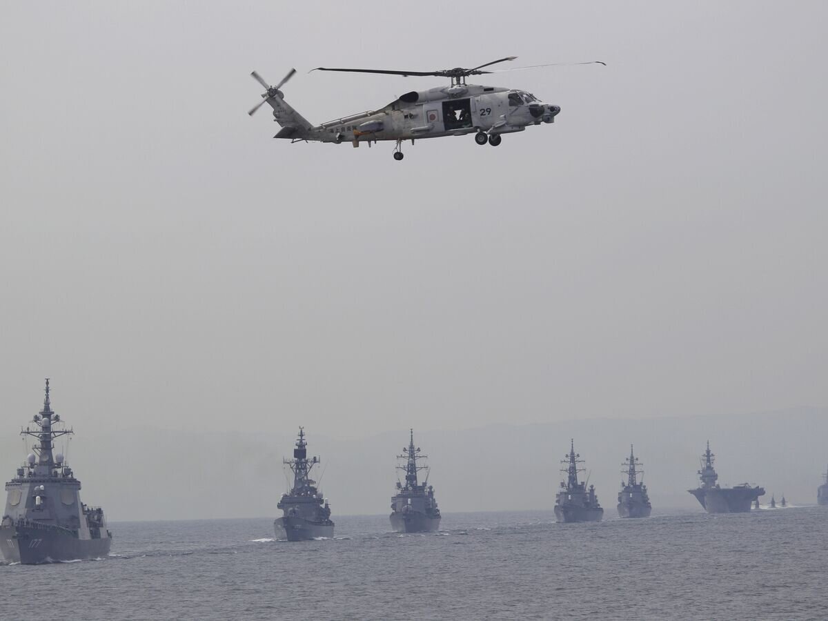    Вертолет SH-60 в бухте Сагами в Токио© AP Photo / Koji Ueda