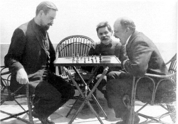 Ленин зевает за шахматной партией в гостях у Горького на Капри, 1908 год