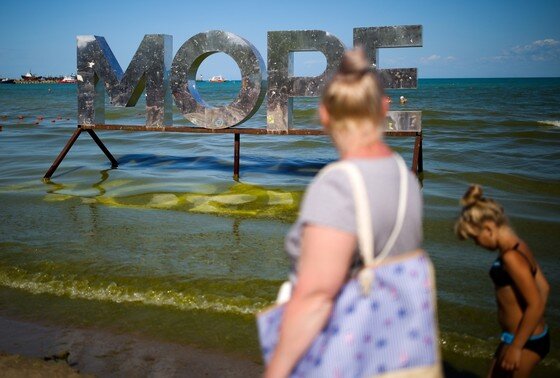    Отдыхающие на центральном городском пляже Анапы