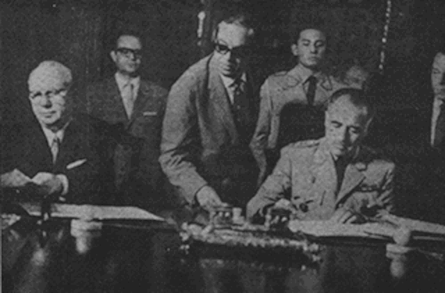 На фото: Церемония подписания документов во дворце Торре Тагле 1 февраля 1969 года.
           Слева - Посол СССР Юрий Владимирович Лебедев,
           справа - Премьер-министр и Министр иностранных   
           дел Перу - генерал Эдгардо Меркадо Харрин.