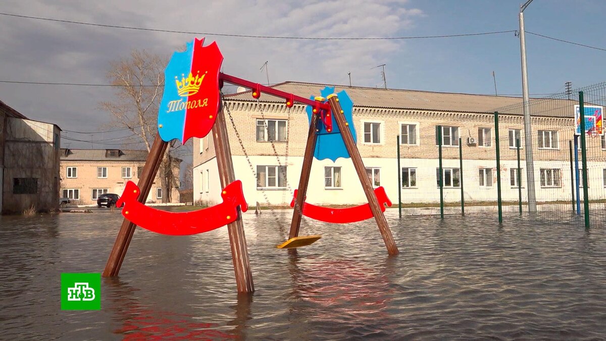    В Кургане игровые зоны, песочницы, качели и карусели ушли под воду
